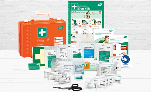 Une photo d’une boîte de premiers secours orange contenant un ensemble de bandages, de patchs, de gants et d’autres éléments nécessaires.