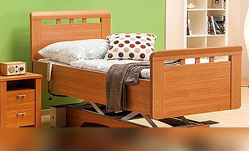 Un lit électrique avec un design en bois et une literie entièrement faite.